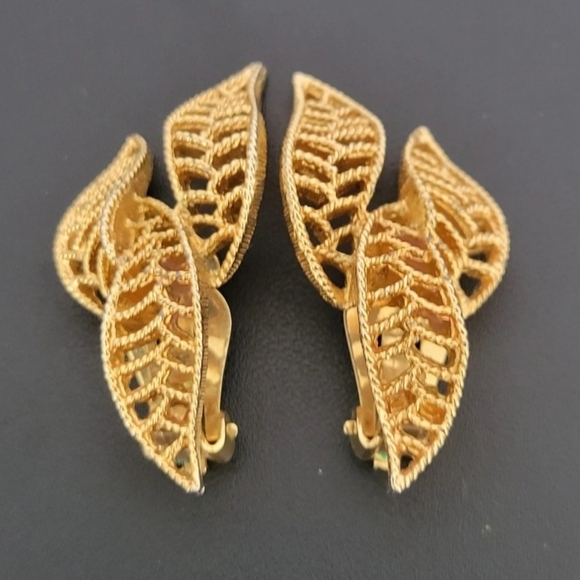 1960'S, CATHE, GOLD TONE CLIP ON EARRINGS! GOLD TONE VINTAGE BROOCH. - Picture 4 of 8